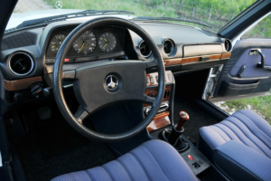 Intérieur Mercedes 230 E