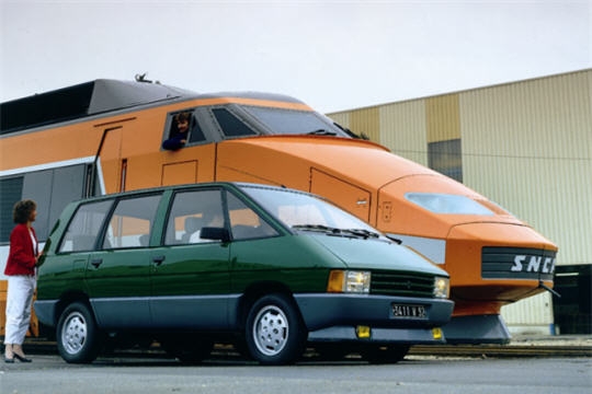 Renault Espace 1 et TGV Orange