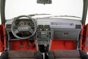 Intérieur de la Peugeot 205 GTI 1.6 série 1