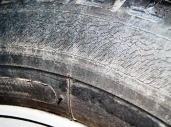 Exemple d'un pneu craquelé