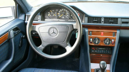 Mercedes 200 E planche de bord